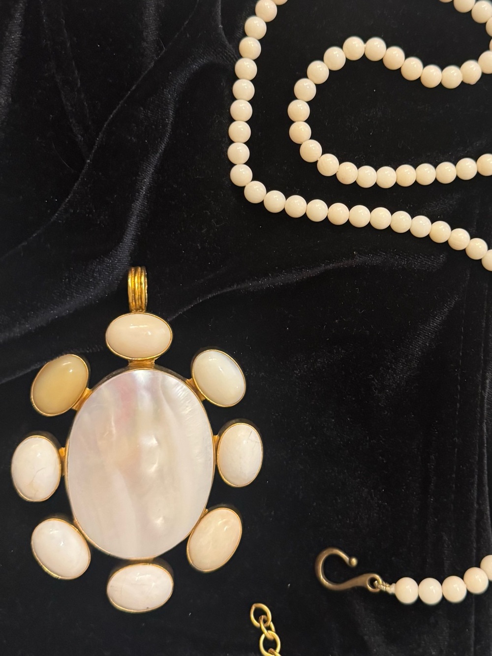 Dina Mackney Gold-Tone Mother of Pearl Pendant Necklace in Cream
